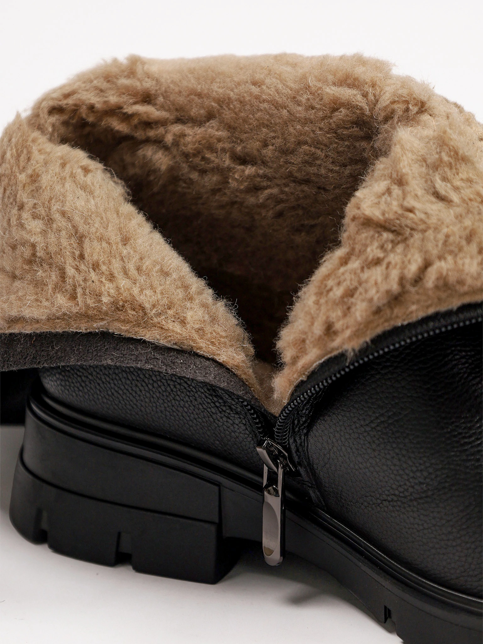 Сапоги черного цвета на рельефной подошве